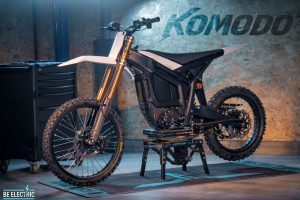 תמונה: Komodo TL6000 - אופנוע השטח החשמלי החדש של Talaria. שילוב של שלדת אלומיניום מחושלת, מתלים מקצועיים וגלגלי "21/"18 נותנים לקומודו פרופורציות של אופנוע מוטוקרוס מן המניין.