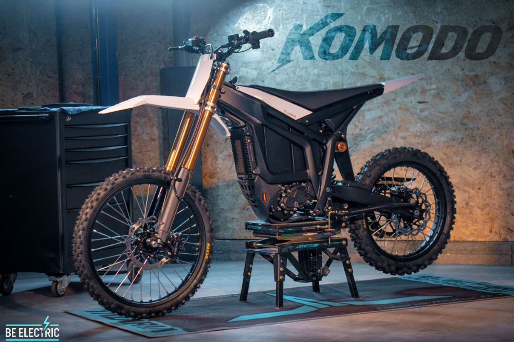 תמונה: Komodo TL6000 – אופנוע השטח החשמלי החדש של Talaria. שילוב של שלדת אלומיניום מחושלת, מתלים מקצועיים וגלגלי "21/"18 נותנים לקומודו פרופורציות של אופנוע מוטוקרוס מן המניין. תמונה: Komodo TL6000 - אופנוע השטח החשמלי החדש של Talaria. שילוב של שלדת אלומיניום מחושלת, מתלים מקצועיים וגלגלי "21/"18 נותנים לקומודו פרופורציות של אופנוע מוטוקרוס מן המניין.